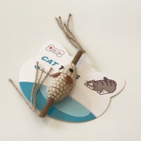 Macskajáték egér fa rúdon, rattan kötéllel kb 10cm