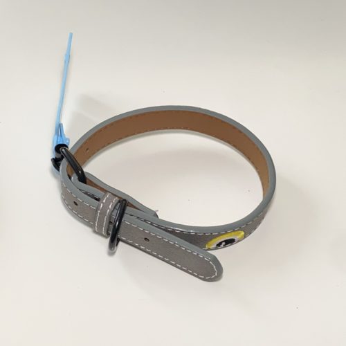 Műbőr nyakörv - hímzett szemekkel - 2cm x 30-42cm - szürke