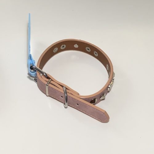 Műbőr nyakörv - kutyákkal és szegecsekkel - 2cm x 30-42cm - rózsaszín 
