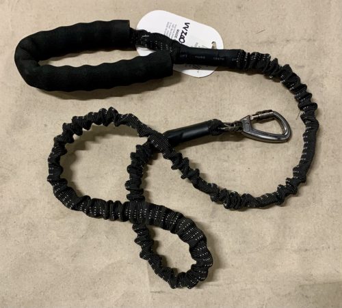 Rugalmas póráz 130-170cm, biztonsági karabinerrel - fekete
